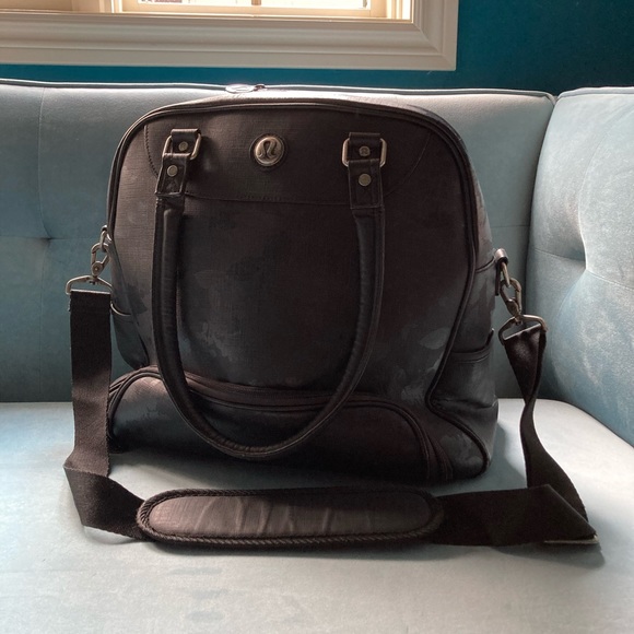 Black Lululemon overnight bag